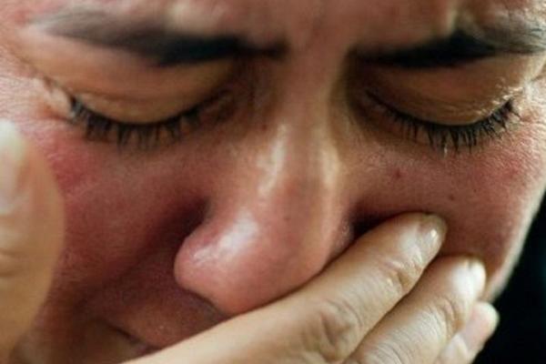 O fată de 18 ani din Dej și-a evacuat propria mamă din casă, în prag de Crăciun. Femeia este disperată, doarme pe unde poate