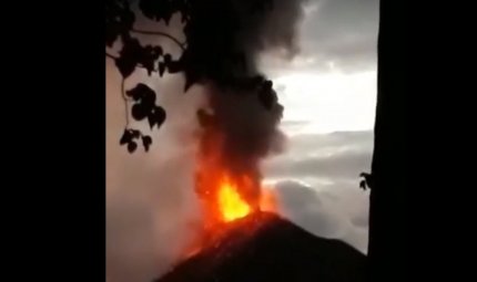 Tsunami produs de eruperea unui vulcan, în Indonezia