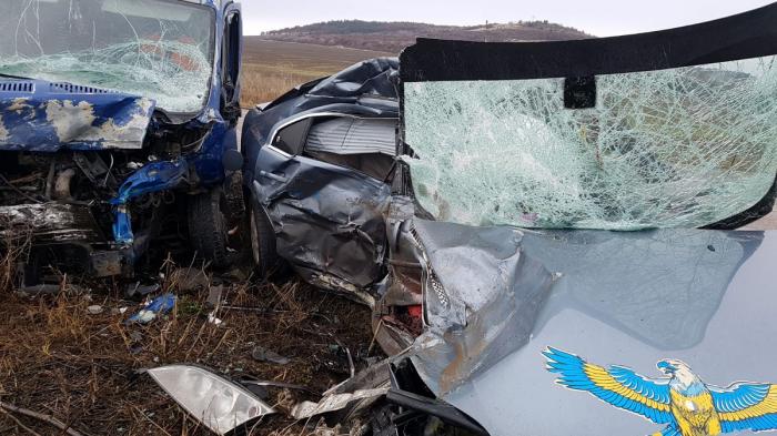 Primele imagini de la accidentul cu trei morţi din Constanţa. O maşină s-a făcut praf după ce s-a izbit frontal cu o dubă (Video)
