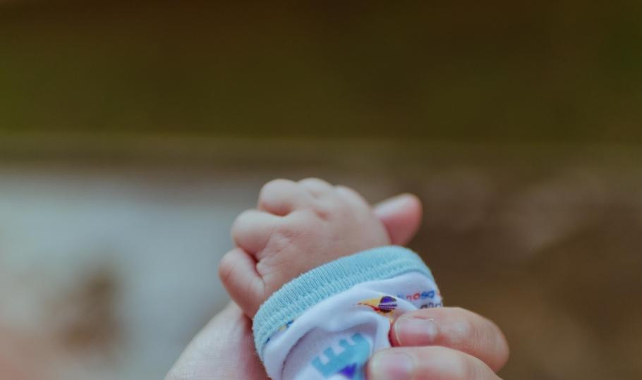 Mână de bebeluş Un bebeluş a fost abandonat într-o piaţă din Bangkok, după ce părinţii s-au luat la ceartă