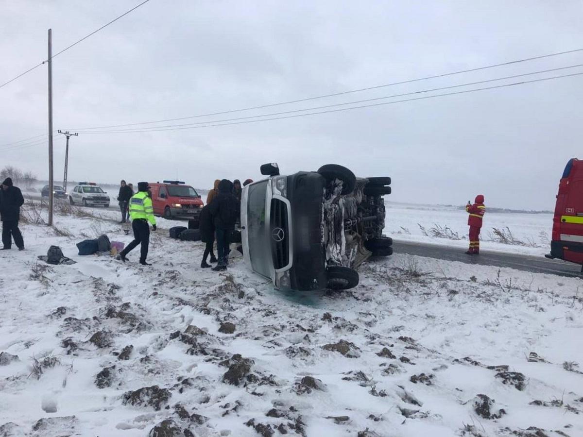 Accident cu un microbuz răsturnat, în Suceava