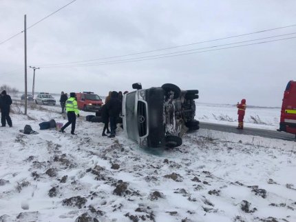 Accident cu un microbuz răsturnat, în Suceava