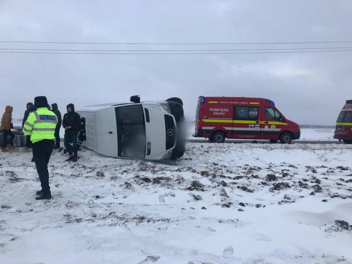 Accident cu un microbuz răsturnat, în Suceava