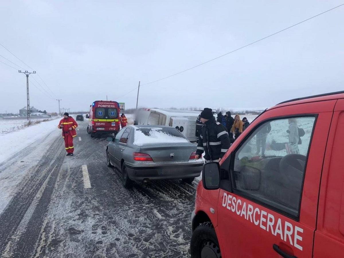 Accident cu un microbuz răsturnat, în Suceava