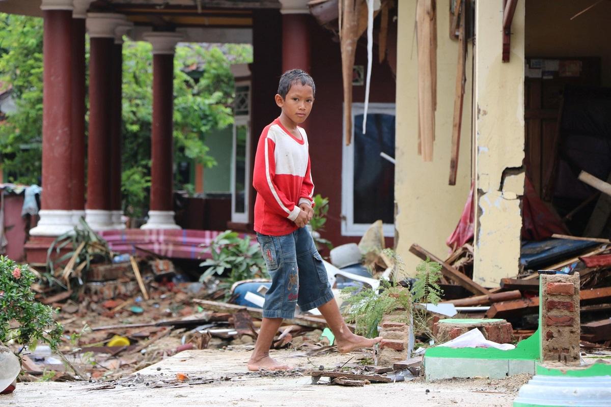 Tsunami în Indonezia,provocat de erupţia unui vulcan