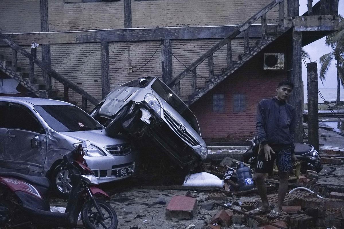 Tsunami în Indonezia,provocat de erupţia unui vulcan