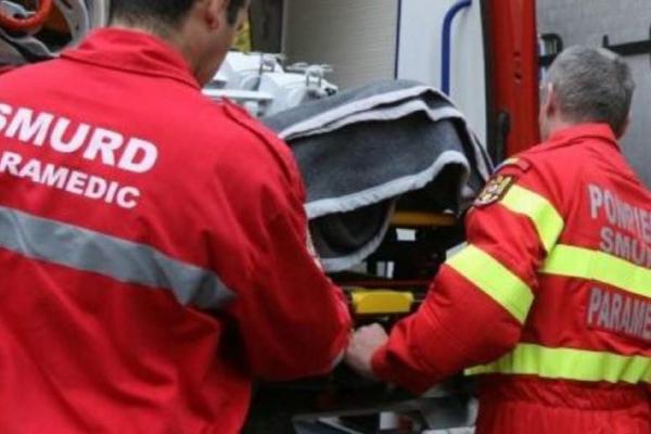 Accident cu şase victime, pe DN 1A, după ce un microbuz a căzut într-un şanţ
