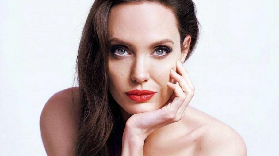 Angelina Jolie Angelina Jolie, producătoare BBC pentru un program dedicat copiilor