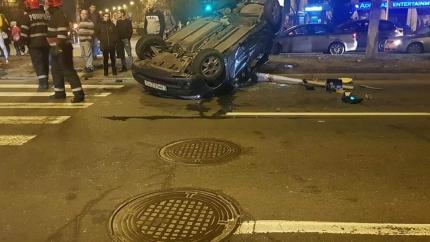 Mașina răsturnată la locul accidentului din București