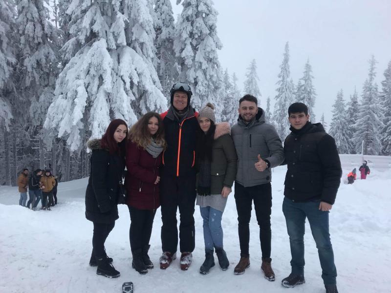 Klaus Iohannis și câțiva turiști la Păltiniș