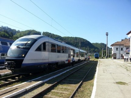 Tren de călători oprit într-o gară