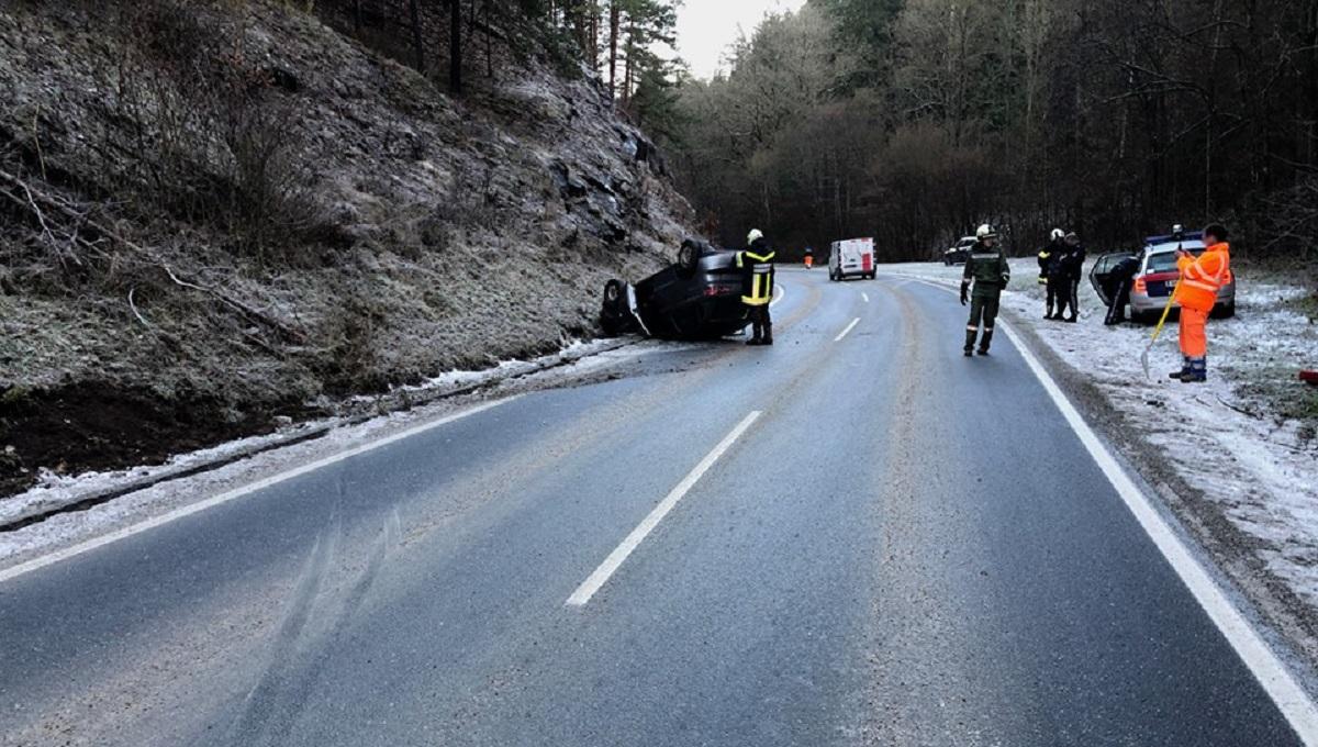 Maşina condusă de româncă s-a răsturnat