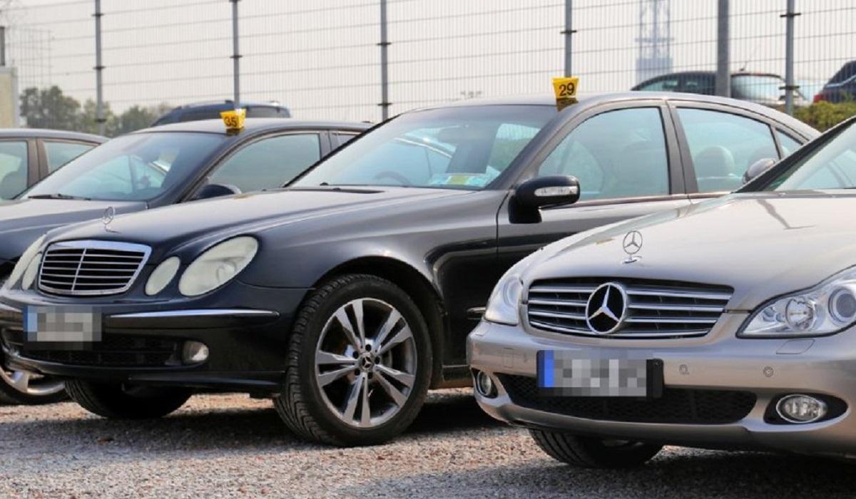 Maşinile confiscate de la români au fost prezentate presei de poliţişti