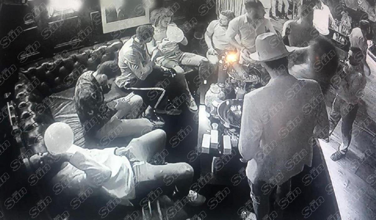 Fotbaliştii filmaţi când trag din baloane