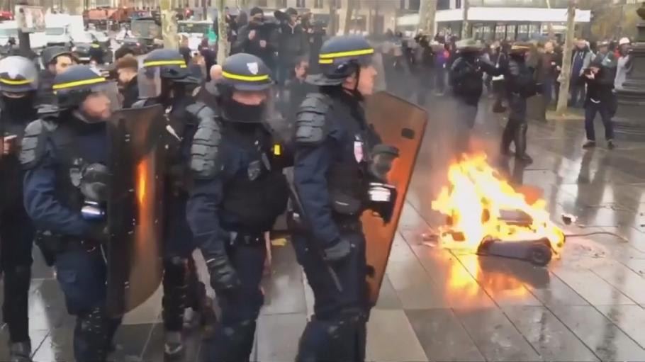 Jandarmi francezi Jandarmi francezi în fața protestatarilor