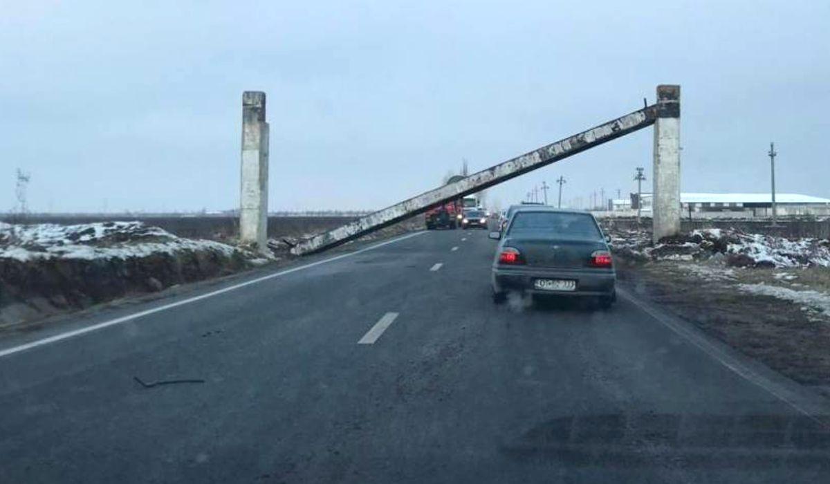 Şoferul Dorel a blocat un drum naţional după ce a dărâmat un limitator de înâlţime