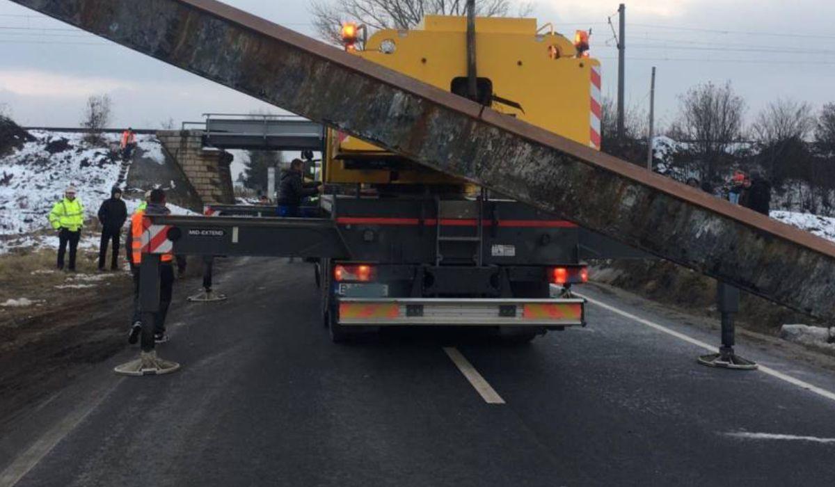 Limitatorul de înălţime a fost dărâmat la intrarea în Caracal de şoferul Dorel