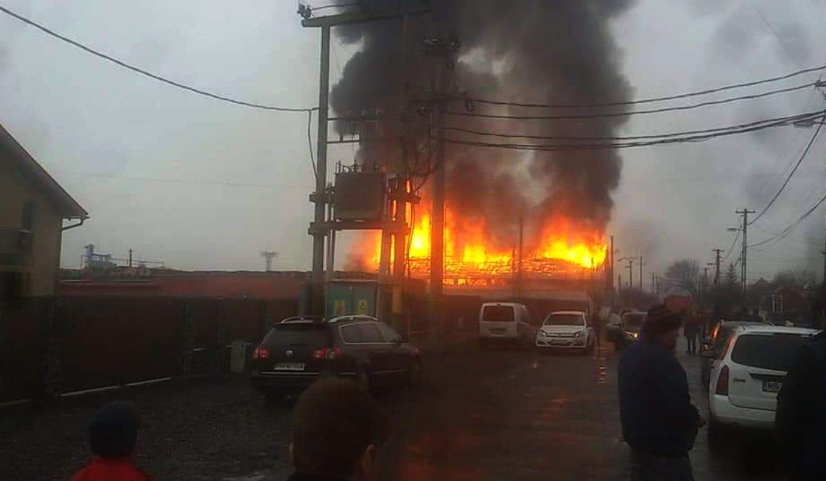 Incendiu urmat de explozii la o fabrică din Reghin