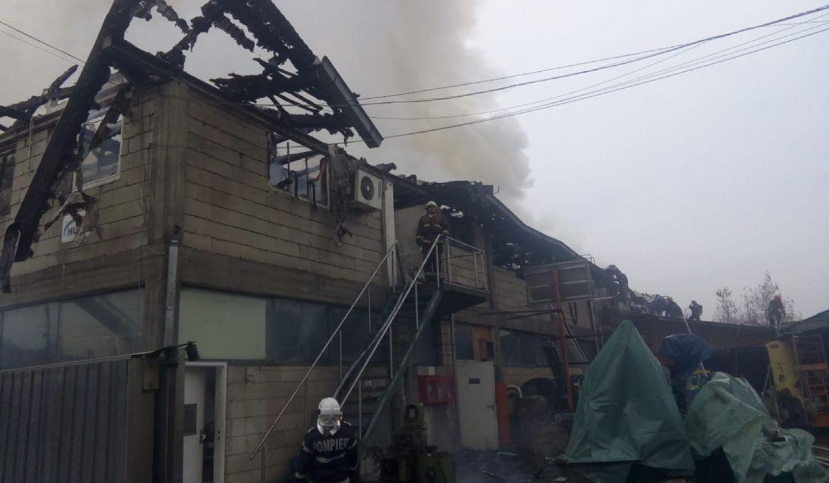 Zeci de pompieri au intervenit la incendiu izbucnit la o fabrică din Reghin