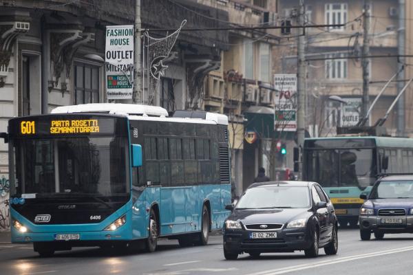 Autobuz și troleibuz în zona Pieței Universității din București