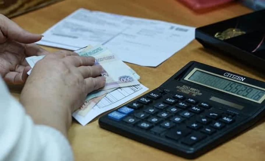 Funcţionar al Casei de Pensii Funcţionar de la Casa de Pensii analizează acte