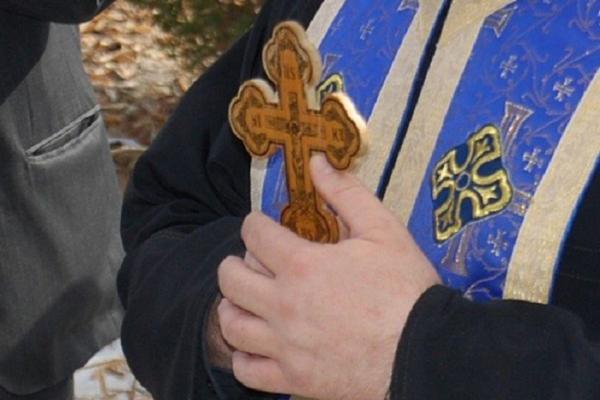 Preot din Tecuci, implicat într-o fraudă masivă. Patron de firmă, preotul câștiga bani din decontarea fictivă de servicii medicale de îngrijiri la domiciliu