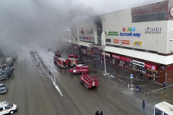 Trei copii şi o femeie au murit într-un incendiu uriaş la un cinema dintr-un centru comercial. Alte 17 persoane sunt date dispărute (video)