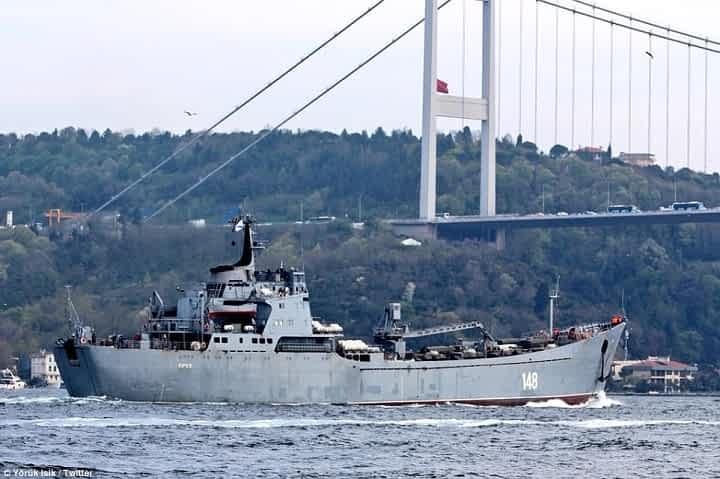 Navă militară rusească traversează Bosforul