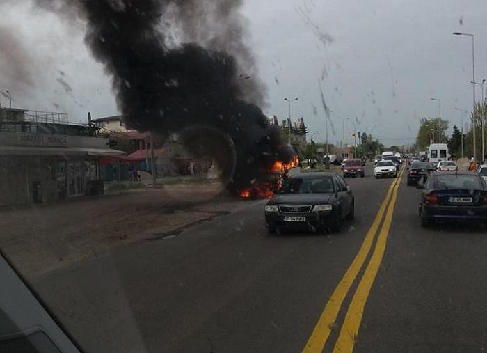 Un microbuz de pe linia 572 s-a făcut scrum