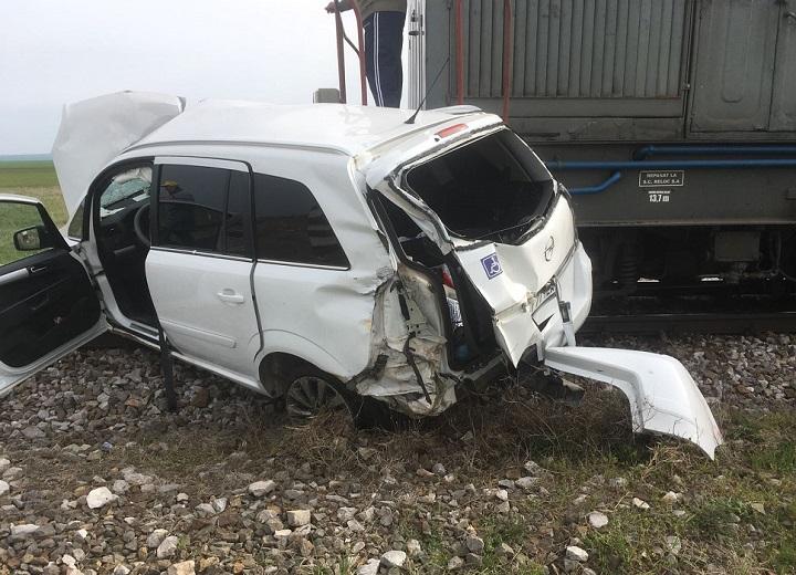 Mașină lovită de tren