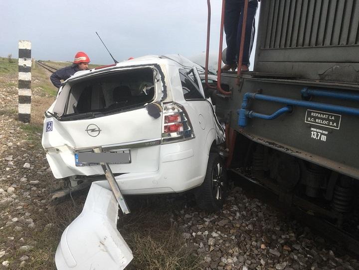 Mașină lovită de tren