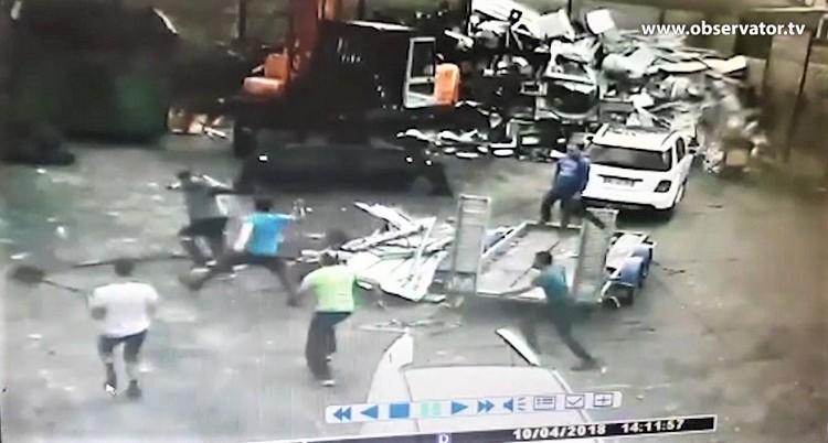 Român snopit în bătaie de alţi români, în Franţa! L-au bătut cu lopeţi şi bucăţi de fier până l-au lăsat lat. Totul a fost filmat de camerele de supraveghere