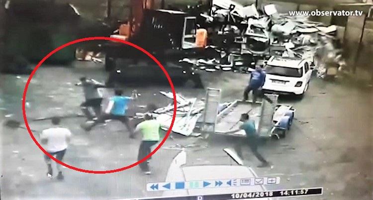 Român snopit în bătaie de alţi români, în Franţa! L-au bătut cu lopeţi şi bucăţi de fier până l-au lăsat lat. Totul a fost filmat de camerele de supraveghere