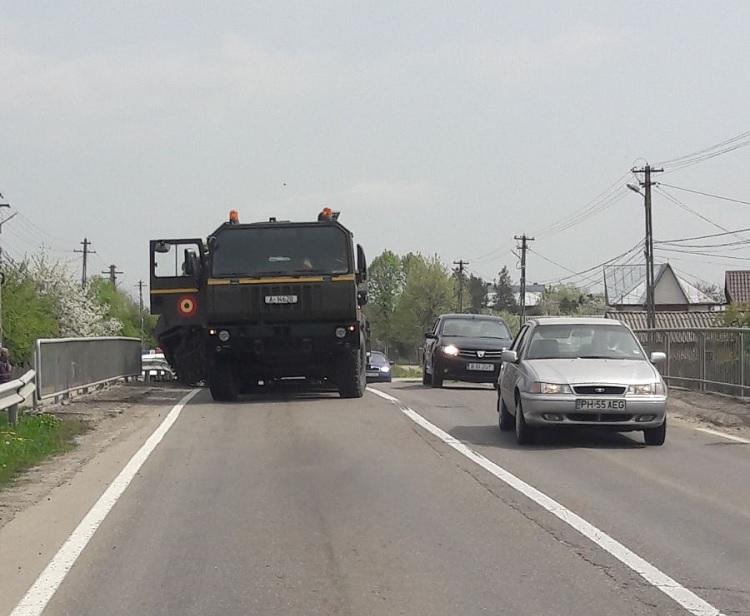 Trafic restricţionat în Prahova, din cauza unui tanc! Blindatul a blocat circulaţia după ce a alunecat de pe trailer