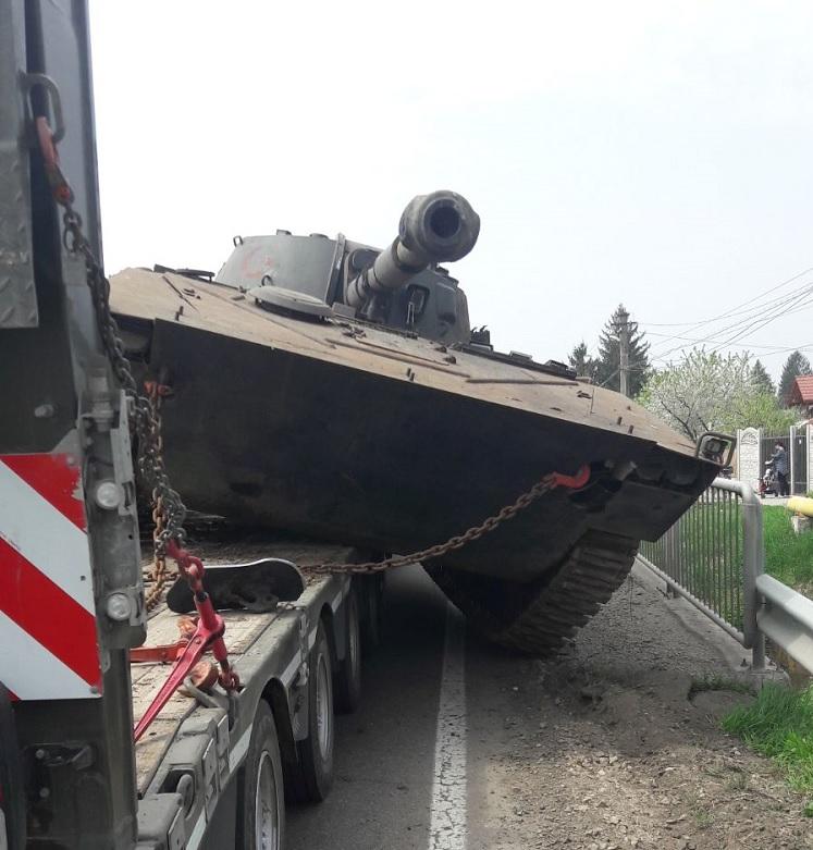 Trafic restricţionat în Prahova, din cauza unui tanc! Blindatul a blocat circulaţia după ce a alunecat de pe trailer