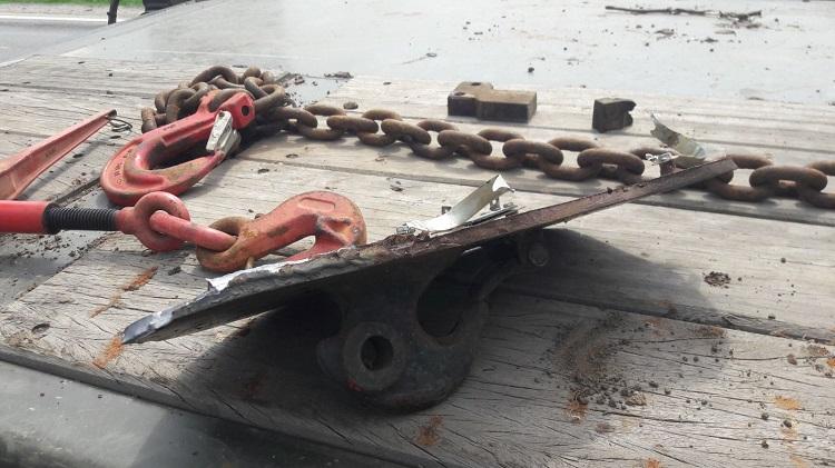 Trafic restricţionat în Prahova, din cauza unui tanc! Blindatul a blocat circulaţia după ce a alunecat de pe trailer