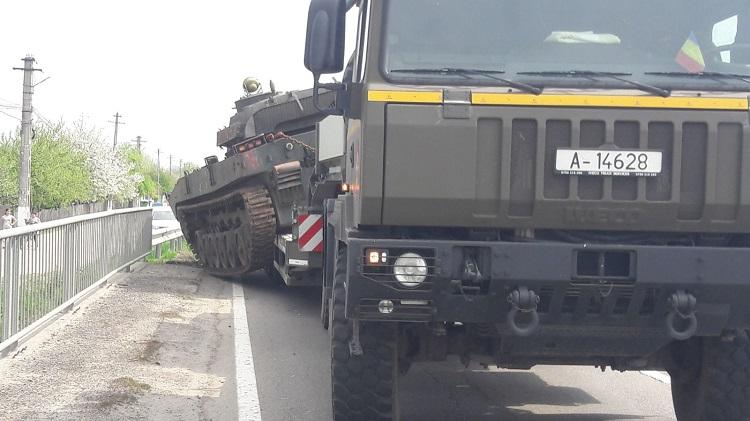 Trafic restricţionat în Prahova, din cauza unui tanc! Blindatul a blocat circulaţia după ce a alunecat de pe trailer