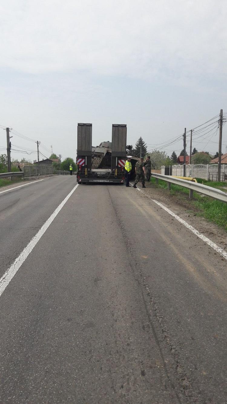 Trafic restricţionat în Prahova, din cauza unui tanc! Blindatul a blocat circulaţia după ce a alunecat de pe trailer