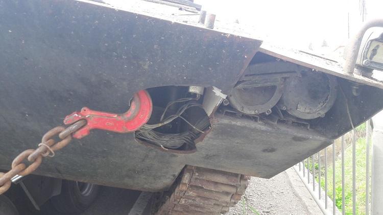 Trafic restricţionat în Prahova, din cauza unui tanc! Blindatul a blocat circulaţia după ce a alunecat de pe trailer