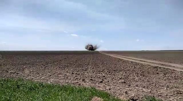 O bombă de 100 de kilograme a explodat pe un câmp din Galaţi (Video)