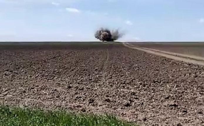 O bombă de 100 de kilograme a explodat pe un câmp din Galaţi (Video)