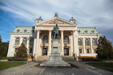 Teatrul Vasile Alexandri din Iaşi într-o zi de primăvară