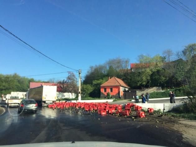 Un camion încărcat cu bere şi-a vărsat încărcătura în curbă la Feldioara. Localnicii au venit imediat să ajute