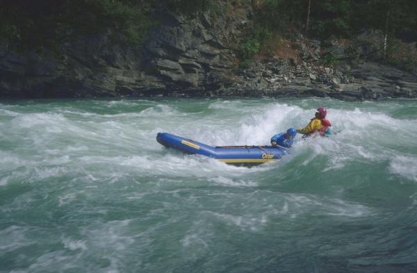 Tragedie în Gorj. Un instructor s-a înecat în Jiu, sub ochii turiştilor, în timpul unei competiţii de rafting