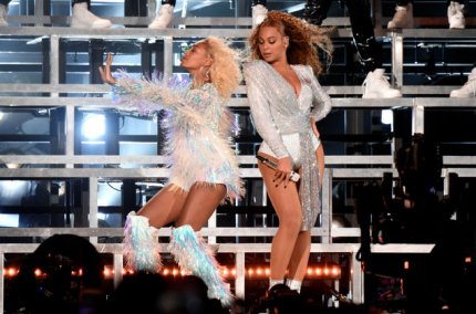 Beyoncé şi sora ei, Solange, au căzut pe scenă (video)