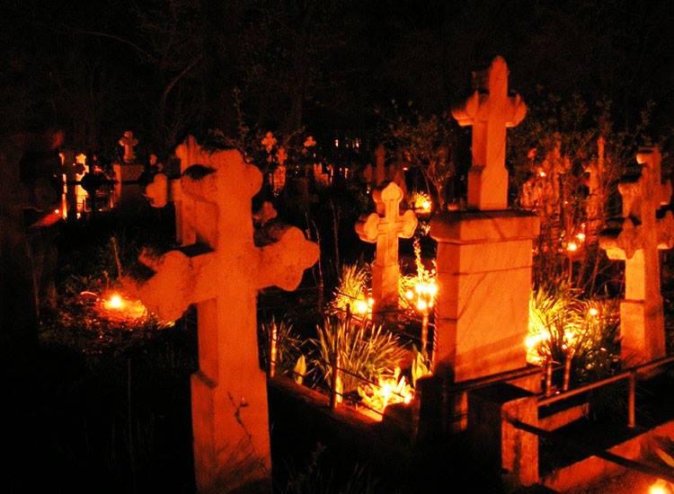 Tineri prinşi în timp ce ieşeau cu sacoşile pline dintr-un cimitir, la miezul nopţii