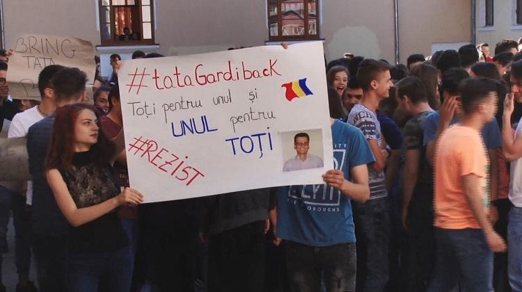 Protest inedit la un colegiu din Târgovişte. Elevii ies în curtea şcolii în fiecare pauză şi cer reangajarea paznicului