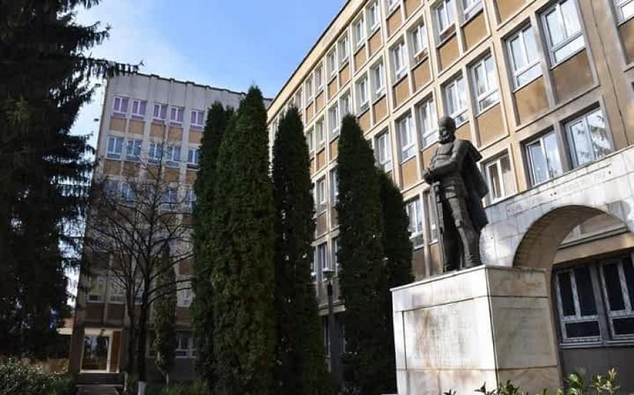 Colegiul Naţional Militar Mihai Viteazul din Alba Iulia Peste 2600 de candidaţi dau examenul de Bacalaureat 2018 în Alba, inclusiv la Colegiul Militar Naţional Mihai Viteazul