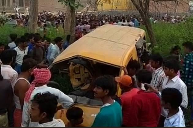 Un autobuz şcolar a fost făcut praf de un tren, în Uttar Pardesh