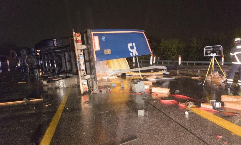 Un TIR românesc plin cu saci de făină s-a răsturant pe o autostradă din Germania